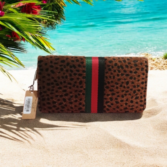 Women's Luxury Designer Cheetah Print Faux Fur Zip Around Wristlet Wallet - Picture 3 of 8